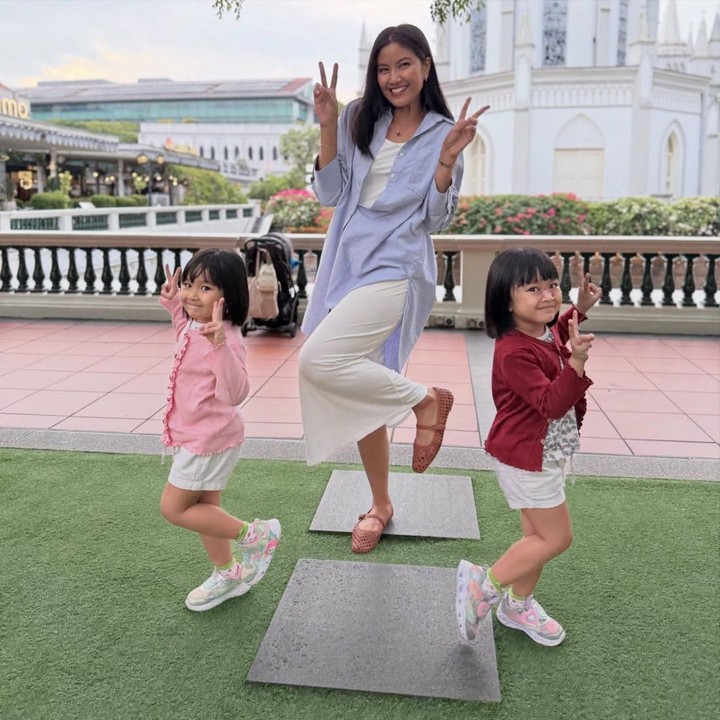 <p>Di usia yang sebentar lagi memasuki lima tahun, Kimi dan Kana tumbuh menjadi anak yang aktif dan menggemaskan. Layaknya anak kembar, keduanya selalu kompak melakukan aktivitas bersama dan kerap mengenakan pakaian dengan warna hingga model serupa. (Foto: Instagram @zivannaletisha)</p>