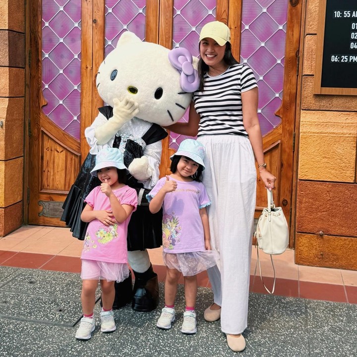 <p>Belum lama ini, Zivanna dan suami membagikan potret saat liburan ke Universal Studios Singapura bersama ketiga anaknya. Di liburan kali ini, Kimi dan Kana tampil kompak mengenakan kaos dan celana pendek berwarna merah muda dengan sepatu kets dan topi putih. Keduanya terlihat begitu bahagia bisa menghabiskan liburan ke taman hiburan. "Berhasil sampai di USS bersama teman-teman!" tulis Zivanna dan suami dalam unggahan foto liburan ini. (Foto: Instagram @zivannaletisha)</p>