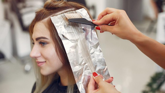 5 Cara Menghilangkan Bau Cat Rambut dengan Cepat Tanpa Merusak Warna