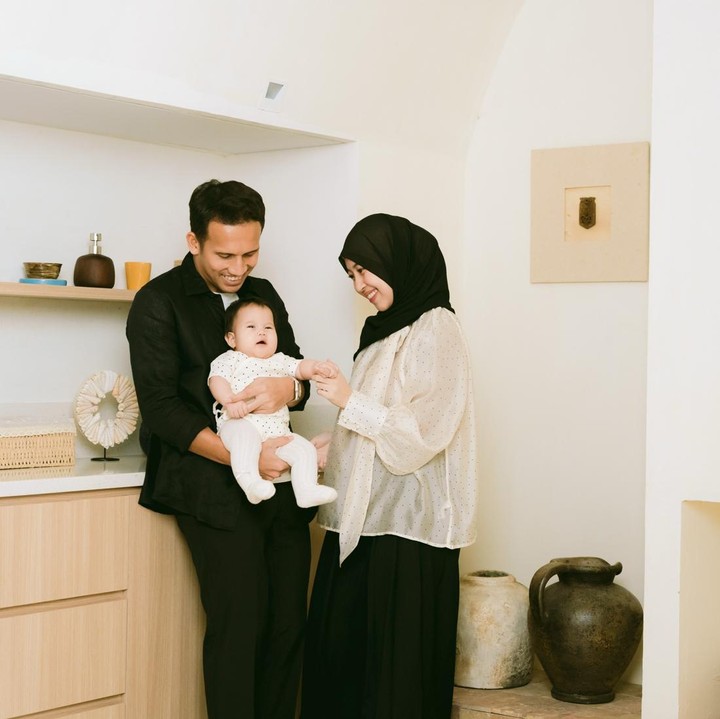<p>Adiba Khanza dan Egy Maulana saat ini tengah menikmati peran baru sebagai orang tua. Pasangan yang menikah pada 10 Desember 2023 ini dikaruniai seorang anak perempuan, pada 12 Desember 2025. Anak pertama keduanya ini diberi nama Elara Maha Kalila. (Foto: Instagram @egymaulanavikri/ @adiba.knza)</p>