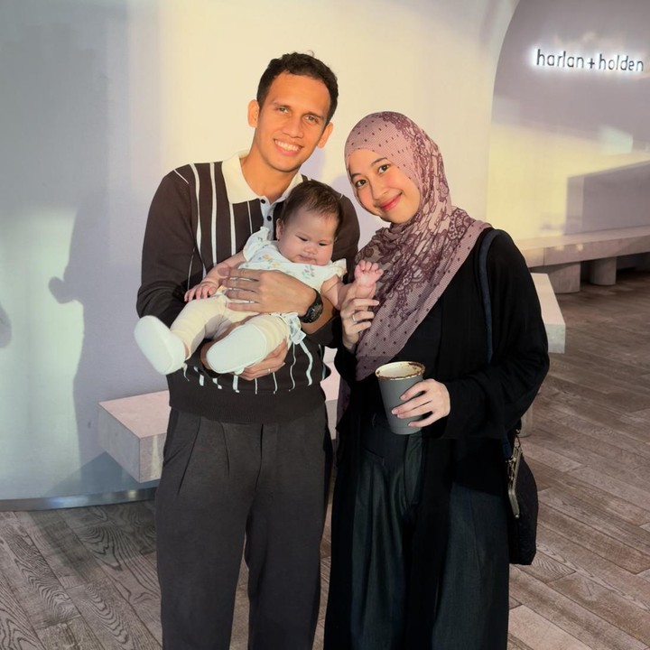 <p>Baru-baru ini, Adiba mengunggah potret kebersamaannya dengan sang suami di media sosial untuk merayakan ulang tahun Egy ke-26 tahun. Selain foto berdua dengan suami, Adiba juga membagikan momen spesial Egy saat mengasuh putrinya Elara. (Foto: Instagram @egymaulanavikri/ @adiba.knza)</p>