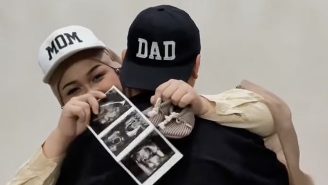 Komika Ate dan Istri Recreate Pengumuman Hamil Anak Pertama ala Artis Korea