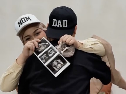 Komika Ate & Istri Recreate Pengumuman Hamil Anak Pertama ala Artis Korea