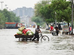 Hampir 100 Orang Tewas dalam Banjir Terburuk di India