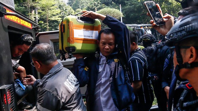 Petugas mengusung barang bukti sitaan dari kendaraan taktis (rantis) setibanya di Direktorat Reserse Kriminal Khusus (Ditreskrimsus) Polda Metro Jaya, Jakarta, Kamis (9/7/2026). Korps Pemberantasan Tindak Pidana Korupsi (Kortastipidkor) Polri bersama