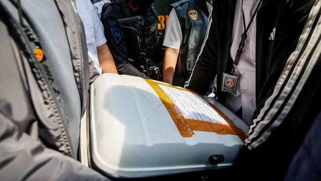 Petugas mengeluarkan barang bukti sitaan dari kendaraan taktis (rantis) setibanya di Direktorat Reserse Kriminal Khusus (Ditreskrimsus) Polda Metro Jaya, Jakarta, Kamis (9/7/2026). Korps Pemberantasan Tindak Pidana Korupsi (Kortastipidkor) Polri bers