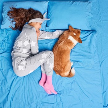 5 Fakta Kepribadian Orang yang Sering Tidur Pakai Kaos Kaki
