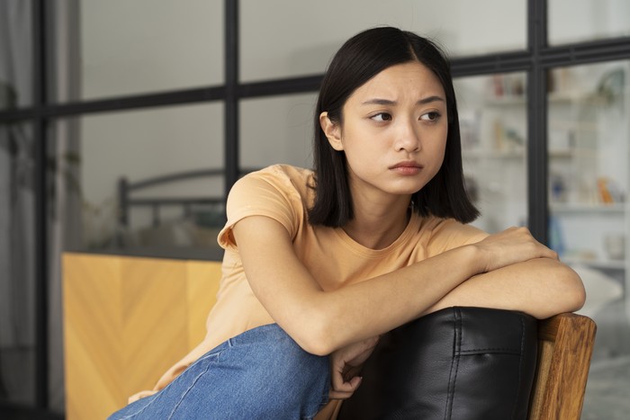 Cara mengenali orang yang harus perhatian dilihat dari kalimatnya adalah mereka sering mengucapkan “Tidak ada yang peduli denganku.” Buat orang yang berhati tulus, kalimat ini membuat mereka merasa bersalah.