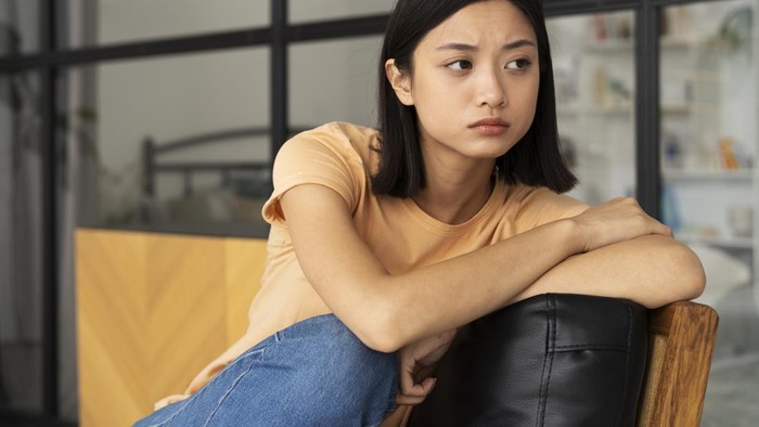 Cara mengenali orang yang harus perhatian dilihat dari kalimatnya adalah mereka sering mengucapkan “Tidak ada yang peduli denganku.” Buat orang yang berhati tulus, kalimat ini membuat mereka merasa bersalah.