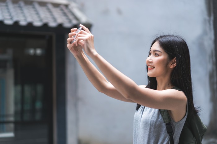 Ketika berada di perkumpulan, mereka akan bertanya, “Kamu lihat yang aku posting di medsos nggak?”. Media sosial menjadi salah satu wadah yang sangat dimanfaatkan oleh orang yang haus perhatian demi mendapatkan atensi. Bagi mereka, jumlah like yang banyak adalah hal yang sangat penting.