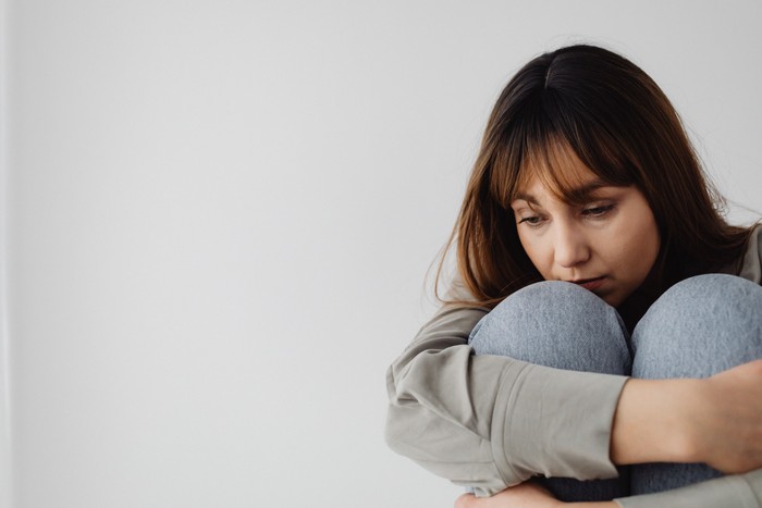 Ketika seseorang benar-benar sedih, mereka bisa jadi tidak mengetahui bagaimana perasaan mereka yang sesungguhnya. Karena memahami emosi bukanlah hal yang mudah, maka mereka sering mengucapkan kalimat 