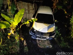 Xenia Tabrak Motor hingga Nyungsep ke Parit Sedalam 3 Meter di Kulon Progo
