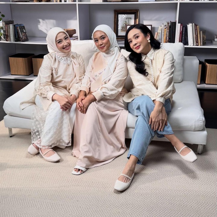 <p>Sementara itu, Enno juga memuji penampilan Dea yang dinilainya tetap awet muda. &ldquo;Yang satu ini juga enggak berubah <em>@dea_ananda</em> malah yang makin matang umurnya makin cantik aja, setuju gak buibuu??&rdquo; ujarnya.&nbsp;(Foto: Instagram @ennolerian_)</p>