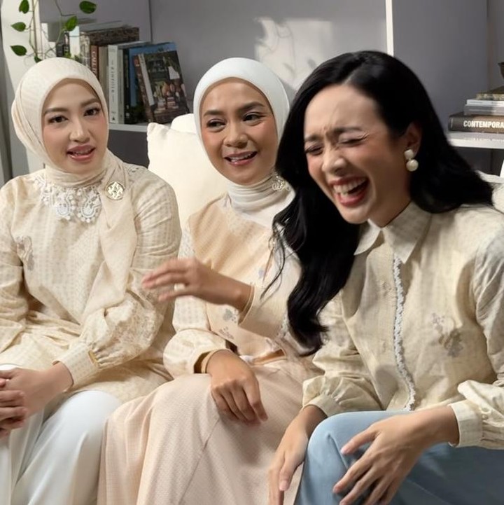 <p>Enno mengaku terkejut saat bertemu Maissy setelah sekian lama. Menurutnya, pelantun lagu <em>Hello</em> itu nyaris tak mengalami perubahan sejak masih kecil. &ldquo;Saking udah enggak pernah ketemu lagi sama Maissy dari jaman kecil dulu, aku sampai <em>amazed</em> bisa ketemu lagi, pokoknya pas take barengan tuh aku lihatin Maissy melulu sambil bilang, &lsquo;Maissy enggak berubah yaa??&rsquo; ke <em>@dea_ananda,</em>&rdquo; ungkap Enno. (Foto: Instagram @ennolerian_)</p>