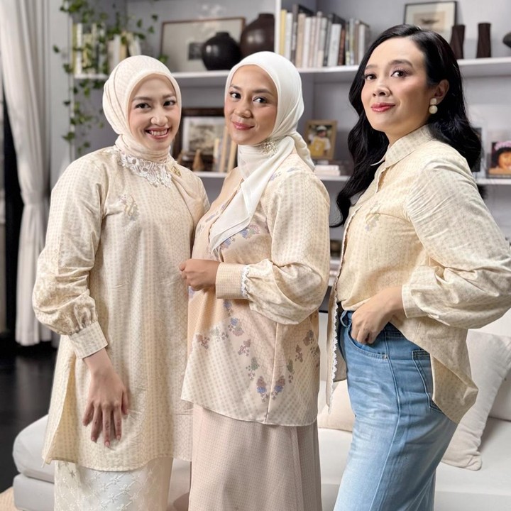 <p>Para mantan artis cilik era 1990-an, yakni Maissy, Enno Lerian, dan Dea Ananda, kembali dipertemukan dalam satu proyek setelah bertahun-tahun tidak bertemu, Bunda. (Foto: Instagram @ennolerian_)</p>