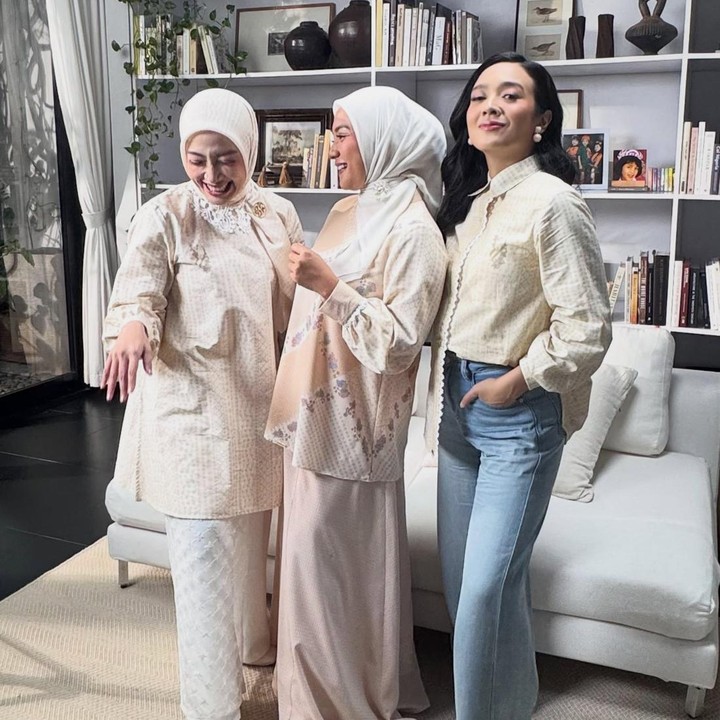 <p>Tentu saja <em>postingan</em> itu langsung dibanjiri komenter nostalgia dari para penggemar yang tumbuh bersama mereka. &ldquo;Kalian yang menemaniku di hari Minggu, nyanyi-nyanyi sambil joget depan TV,&rdquo; tulis akun <em>@luluelh****.</em> &ldquo;Idola masa kecil. Tiap malam dengerin dr jaman pake kaset sama CD. MasyaAllah.... Cantik cantik semua,&rdquo; tulis akun <em>@maret_ria_****.&nbsp;</em>(Foto: Instagram @ennolerian_)</p>