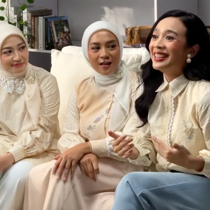 <p>Momen kebersamaan tersebut dibagikan langsung oleh Enno melalui unggahan di akun Instagram pribadinya. Dalam keterangan, ia mengungkapkan rasa senangnya bisa kembali kumpul bersama teman-teman masa kecilnya. &ldquo;Jumpa lagi..jumpa lagi di sini,&rdquo; tulis Enno, dikutip dari Instagram <em>@ennolerian_,</em> Kamis (9/7/2026).&nbsp;(Foto: Instagram @ennolerian_)</p>