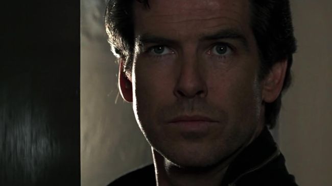 Pierce Brosnan dalam film GoldenEye (1995).