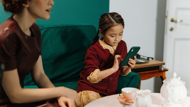 Ilustrasi anak bermain HP. (Pexels)