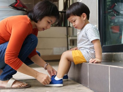 5 Rekomendasi Sepatu Sekolah untuk Anak TK, Awet & Nyaman Digunakan
