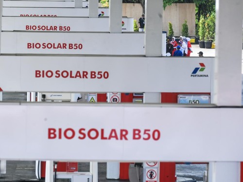 B50 merupakan bahan bakar yang terdiri dari campuran 50 persen biodiesel atau Fatty Acid Methyl Ester (FAME) berbasis kelapa sawit dengan 50 persen solar fosil.