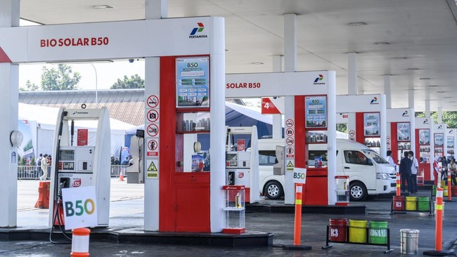 Pengemudi mengisi bahan bakar Biosolar B50 di Rest Area KM 57 Tol Jakarta–Cikampek, Karawang, Jawa Barat, Kamis (9/7/2026). Program B50 yang mewajibkan pencampuran biodiesel sebesar 50 persen ke dalam bahan bakar minyak (BBM) jenis solar bertujuan