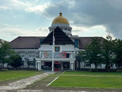 Gempa Majene M 4,7 Bikin Pegawai Berhamburan Keluar Kantor Bupati Polman