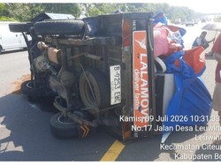 Pikap Terbalik di Tol Jagorawi Akibat Ban Pecah