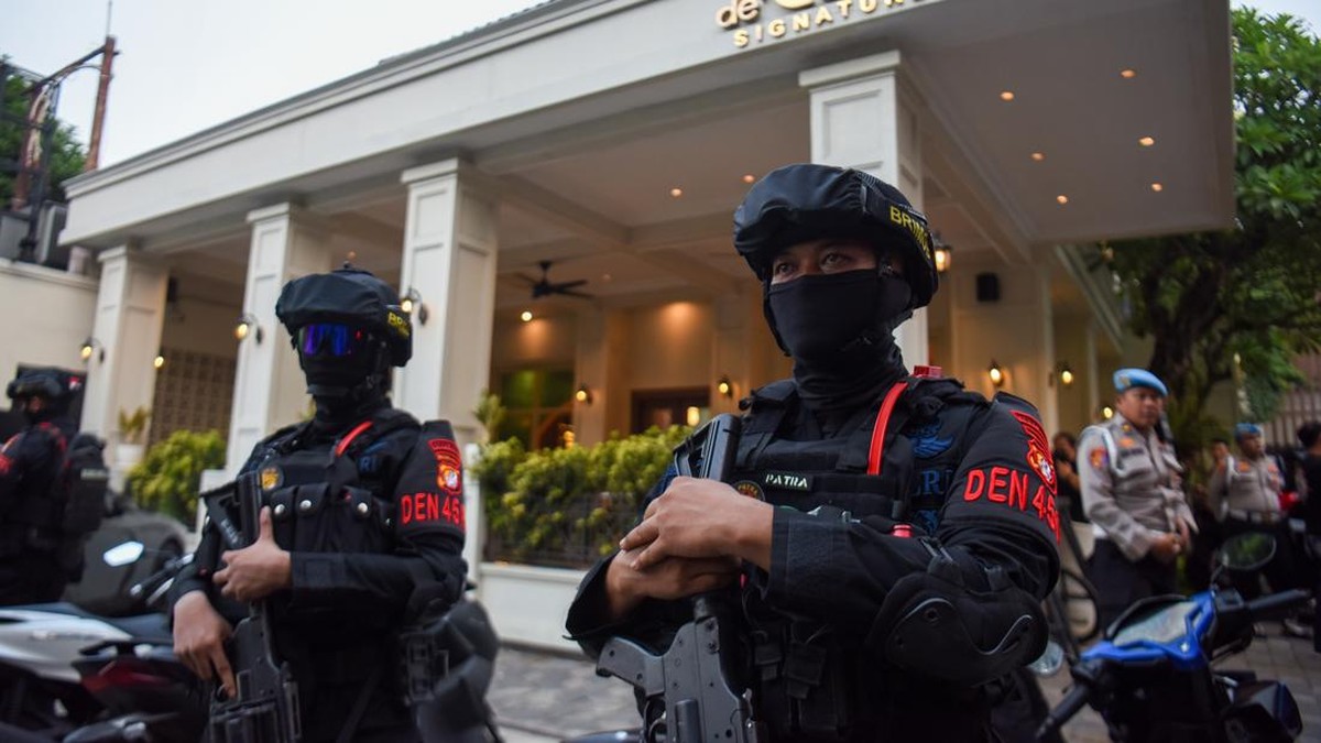 Personel Brimob berjaga di depan salah satu kafe saat berlangsungnya penggeledahan di kawasan Cipete, Jakarta, Rabu (8/7/2026). Tim Kortas Tipikor Polri dan Polda Metro Jaya menggeledah kafe dan money changer di kawasan Cipete, Jakarta Selatan untuk