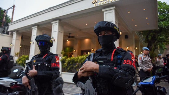 Personel Brimob berjaga di depan salah satu kafe saat berlangsungnya penggeledahan di kawasan Cipete, Jakarta, Rabu (8/7/2026). Tim Kortas Tipikor Polri dan Polda Metro Jaya menggeledah kafe dan money changer di kawasan Cipete, Jakarta Selatan untuk