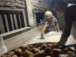 Bertahan 35 Tahun, Bolang-baling Semarang Masih Dimasak Pakai Kayu Bakar
