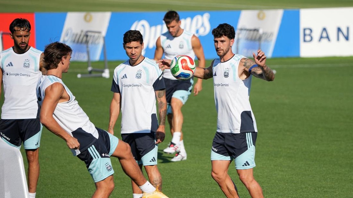 Soccer Football - FIFA World Cup 2026 - Argentina Training - Sporting KC Training Centre, Kansas City, Kansas, U.S. - July 8, 2026 Argentina's Marcos Senesi with teammates during training IMAGN IMAGES via Reuters/Denny Medley