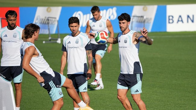Soccer Football - FIFA World Cup 2026 - Argentina Training - Sporting KC Training Centre, Kansas City, Kansas, U.S. - July 8, 2026 Argentina's Marcos Senesi with teammates during training IMAGN IMAGES via Reuters/Denny Medley