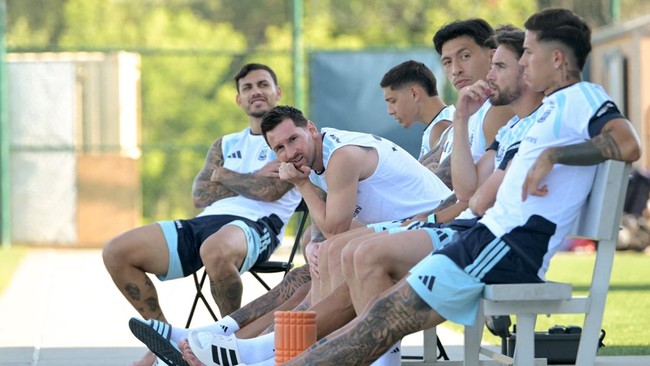 Argentina's forward #10 Lionel Messi (C) looks on among teammates in a training session at the Sporting KC Stadium in Kansas City on July 8, 2026, during the 2026 World Cup tournament. (Photo by JUAN MABROMATA / AFP)