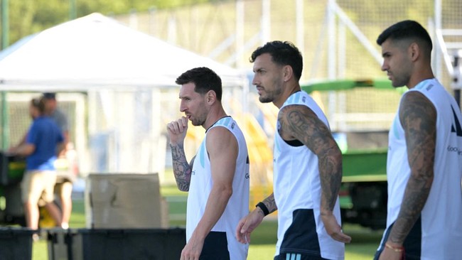 (L-R) Argentina's forward #10 Lionel Messi, midfielder #05 Leandro Paredes, and defender #13 Cristian Romero arrive for a training session at the Sporting KC Stadium in Kansas City on July 8, 2026, during the 2026 World Cup tournament. (Photo by JUAN