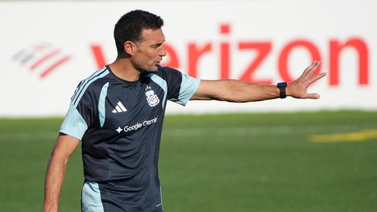 Soccer Football - FIFA World Cup 2026 - Argentina Training - Sporting KC Training Centre, Kansas City, Kansas, U.S. - July 8, 2026 Argentina coach Lionel Scaloni during training IMAGN IMAGES via Reuters/Denny Medley