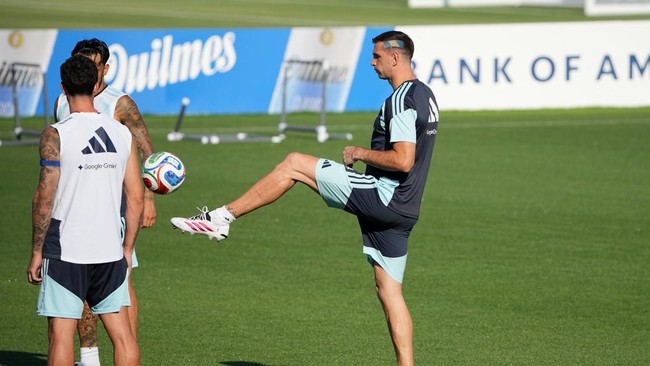 Soccer Football - FIFA World Cup 2026 - Argentina Training - Sporting KC Training Centre, Kansas City, Kansas, U.S. - July 8, 2026 Argentina's Emiliano Martinez with teammates during training IMAGN IMAGES via Reuters/Denny Medley