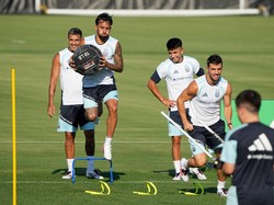 Soccer Football - FIFA World Cup 2026 - Argentina Training - Sporting KC Training Centre, Kansas City, Kansas, U.S. - July 8, 2026 Argentina's Nicolas Gonzalez and Facundo Medina with teammates during training IMAGN IMAGES via Reuters/Denny Medley