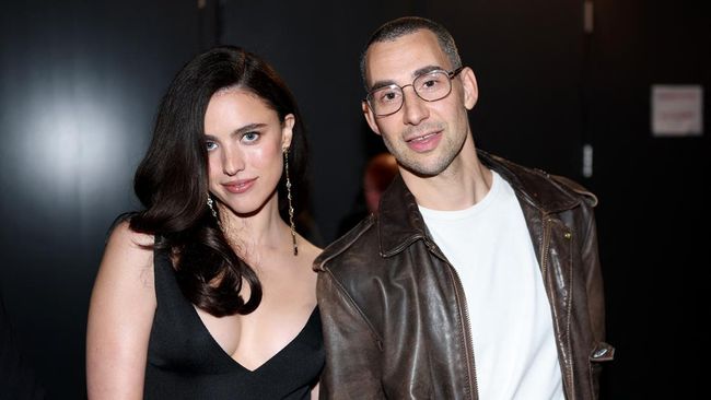 Margaret Qualley(L) and Jack Antonoff attend the 68th GRAMMY Awards (Photo by Matt Winkelmeyer / GETTY IMAGES NORTH AMERICA / Getty Images via AFP)