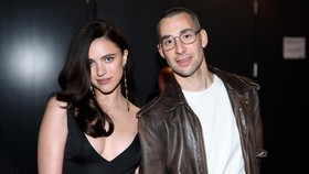 Margaret Qualley(L) and Jack Antonoff attend the 68th GRAMMY Awards (Photo by Matt Winkelmeyer / GETTY IMAGES NORTH AMERICA / Getty Images via AFP)