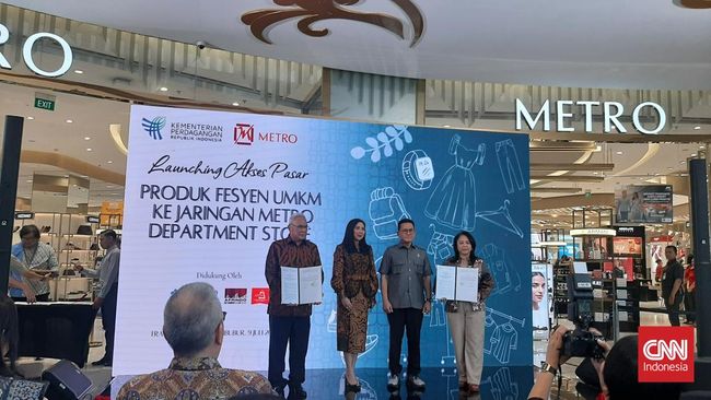 Presiden Komisaris Metro Department Store Anita Ratnasari Tanjung dan Menteri Perdagangan Budi Santoso.