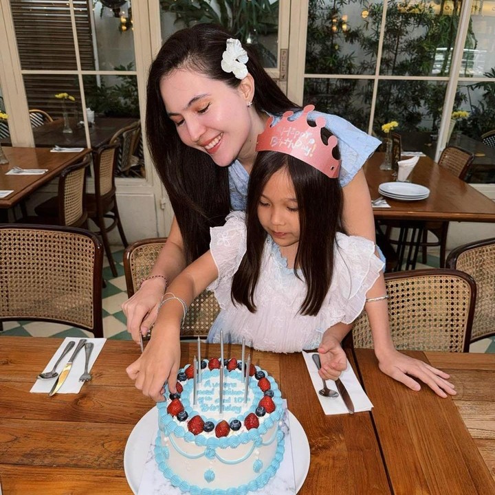 <p>Aurora lahir pada 7 Juli 2017. Baru-baru ini, Olivia dan suami mengadakan perayaan ulang tahun untuk sang putri yang usianya bertambah menjadi 9 tahun. Pesta ulang tahun Aurora digelar sederhana di sebuah restoran, dan hanya dihadiri oleh keluarga dekat saja. (Foto: Instagram @oliviajensen)</p>