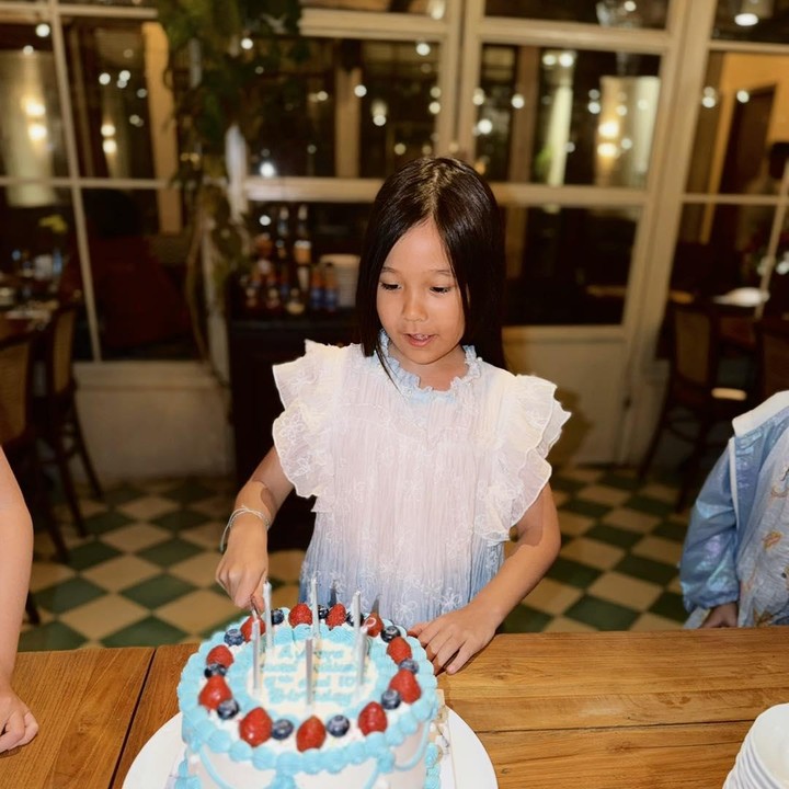 <p>Melalui unggahan di Instagram, Alivia mengungkapkan pesan manis dan penuh cinta untuk sang putri yang berulang tahun. "<em>Happy Birthday, my sweetest</em> Aurora. Masih enggak nyangka sekarang kamu udah sebesar ini. <em>Love you endlessly,</em> sayang. <em>Always and forever</em>," tulis perempuan 33 tahun ini. (Foto: Instagram @oliviajensen)</p>
