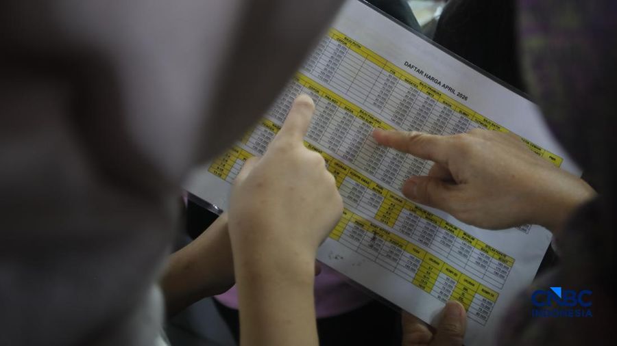 Orang tua mencocokkan seragam sekolah ke anaknya pada toko penyedia seragam sekolah di Pasar Tanah Abang, Jakarta, Kamis (9/7/2026).