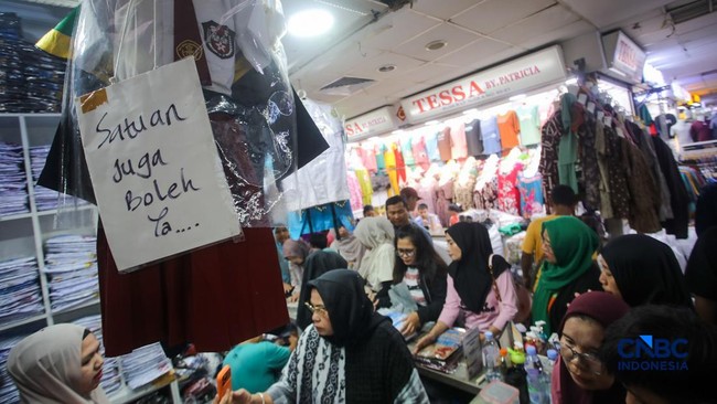 Potret Tanah Abang Padat Emak-Emak Beli Seragam Baru Sekolah