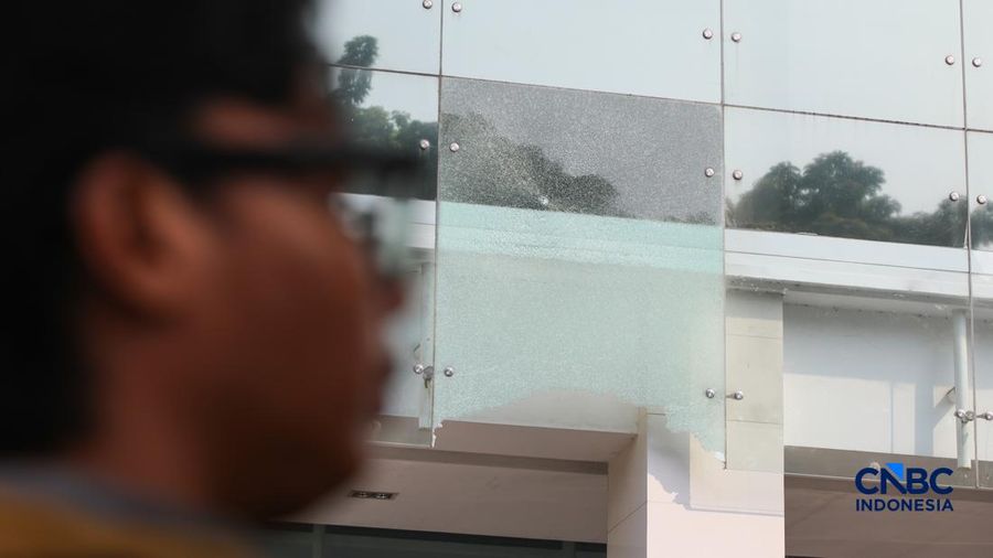 Petugas Inafis melakukan pemeriksaan mengenai pecahan kaca di halam instansi Badan Gizi Nasional (BGN), Jakarta, Kamis (9/7/2026).