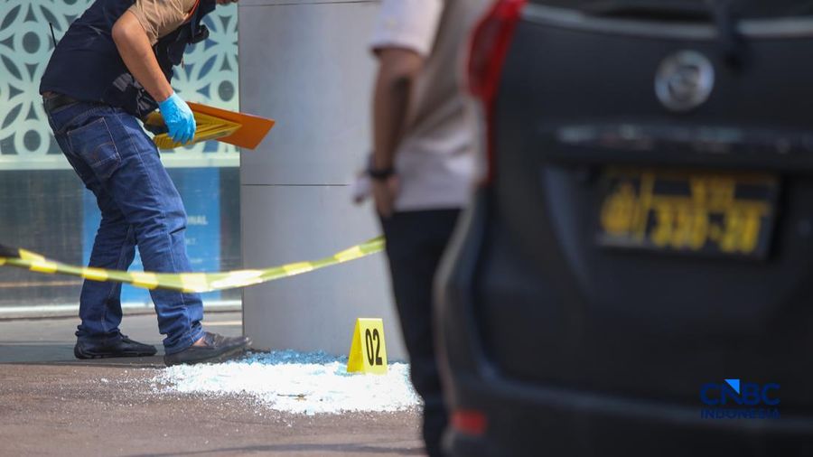 Petugas Inafis melakukan pemeriksaan mengenai pecahan kaca di halam instansi Badan Gizi Nasional (BGN), Jakarta, Kamis (9/7/2026). (CNBC Indonesia/Faisal Rahman)