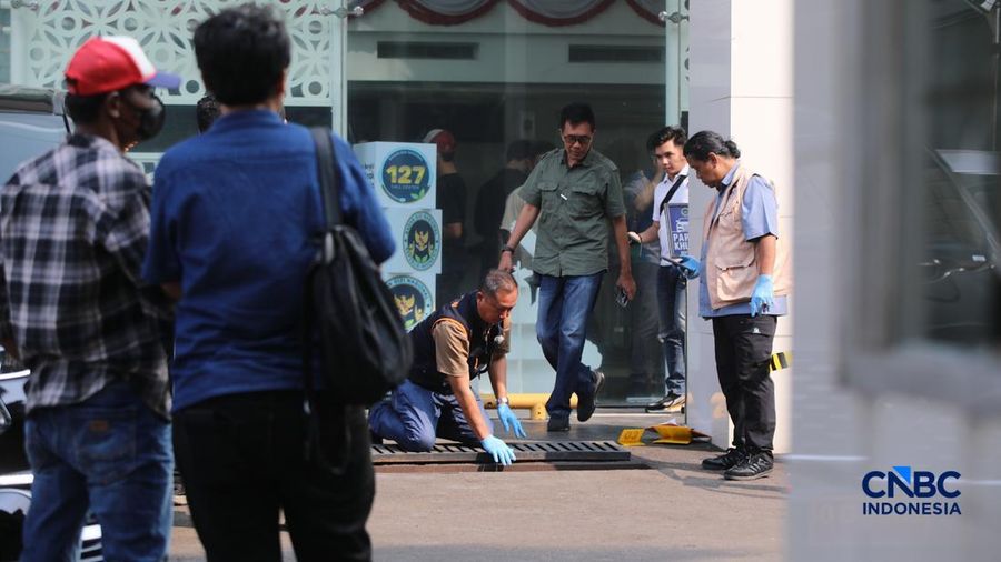 Petugas Inafis melakukan pemeriksaan mengenai pecahan kaca di halam instansi Badan Gizi Nasional (BGN), Jakarta, Kamis (9/7/2026).