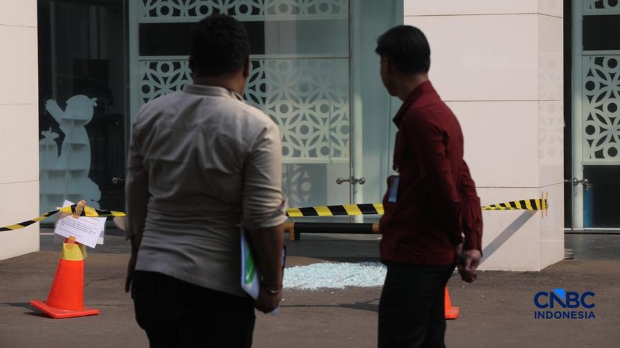 Petugas Inafis melakukan pemeriksaan mengenai pecahan kaca di halam instansi Badan Gizi Nasional (BGN), Jakarta, Kamis (9/7/2026).