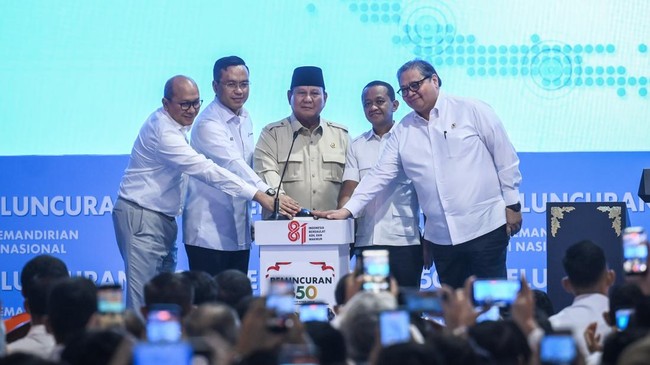 Presiden Prabowo Subianto (tengah) bersama Menko Bidang Perekonomian Airlangga Hartarto (kanan), Menteri ESDM Bahlil Lahadalia (kedua kana), Menteri Investasi dan Hilirisasi/Kepala BKPM sekaligus CEO Badan Pengelola Investasi (BPI) Daya Anagata Nusan